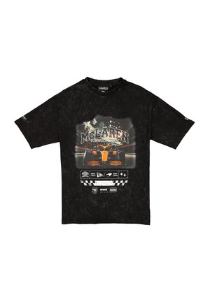 Czarny t-shirt z grafika z przetarciami. Posiada logo McLaren oraz kolorowy nadruk wyścigowego samochodu z różnymi logo i akcentami na przodzie.