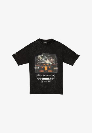Czarny t-shirt z grafika z przetarciami. Posiada logo McLaren oraz kolorowy nadruk wyścigowego samochodu z różnymi logo i akcentami na przodzie.