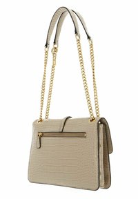 Sac à main en simili cuir beige avec une texture crocodile, une anse en chaîne dorée, une poche zippée à l'avant et une fermeture à rabat. Présente une forme structurée et des accents.
