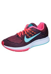 Scarpa da corsa Nike con parte superiore in rete nera traspirante, dettagli rosa e swoosh turchese. Presenta una intersuola bianca imbottita e suola resistente.