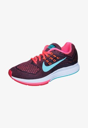 Chaussure de course Nike avec un upper en mesh noir respirant, des accents roses et un swoosh turquoise. Comprend une semelle intermédiaire blanche rembourrée et une semelle extérieure durable.