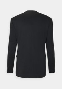 Blazer negro con mangas largas, abertura sencilla en la parte posterior, textura de tela suave y detalle de cuatro botones en los puños.
