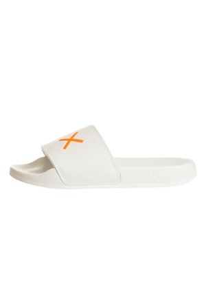 Sandalo slide bianco con X arancione sulla fascia e logo SUN68 in rilievo sulla suola, vista laterale su sfondo bianco.
