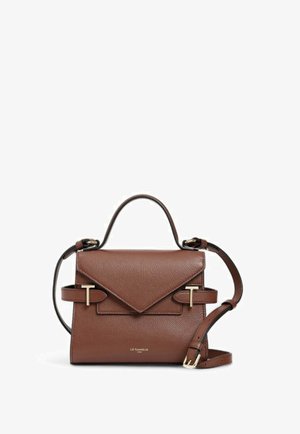 Braune Lederhandtasche mit klarer Struktur, versehen mit einer Klappe zum Umschlagen, goldfarbenen Beschlägen und einem abnehmbaren Schulterriemen.