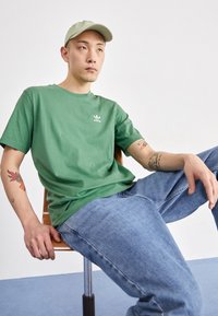adidas Originals TREFOIL ESSENTIALS - Triko s potiskem - preloved green