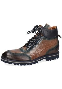 Bota alta de cuero para hombre con textura de cocodrilo en marrón y verde oscuro, cuello acolchado negro y suela gruesa negra con dibujo en el tread.
