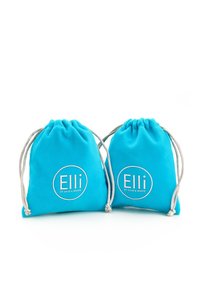 Tirkizne torbe na vezivanje izrađene od meke tkanine, sa bijelim kružnim logotipom na kojem piše "Elli by Julie & Grace" na svakoj torbi.
