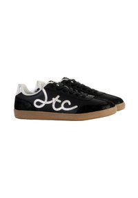 Sneakers nere con finitura in suede, dettagli del logo argento e suola in gomma naturale. Presentano accenti bianchi sul tallone e sulla linguetta.