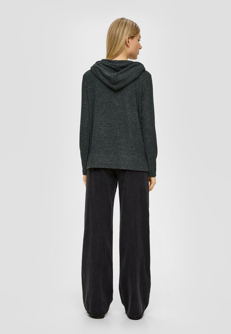 Dunkelgrauer Hoodie mit lässigem Schnitt und weicher Textur, kombiniert mit weiten schwarzen Hosen. Verfügt über eine Fronttasche und eine Kapuze mit Kordelzug.