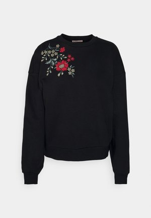 Sort langærmet sweatshirt med rød, hvid og grøn blomsterbroderi på venstre skulder og øverste bryst.