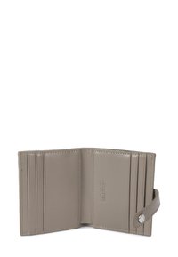 Portafoglio in pelle grigio chiaro, presenta diversi slot per carte, design aperto, interno testurizzato e chiusura a scatto con un anello.