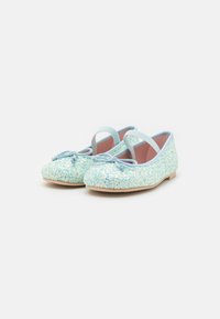 Ballerines pailletées bleu clair, avec une sangle élastique, un design à bout rond, une doublure intérieure douce et une semelle plate. Les détails incluent un nœud à l'avant.
