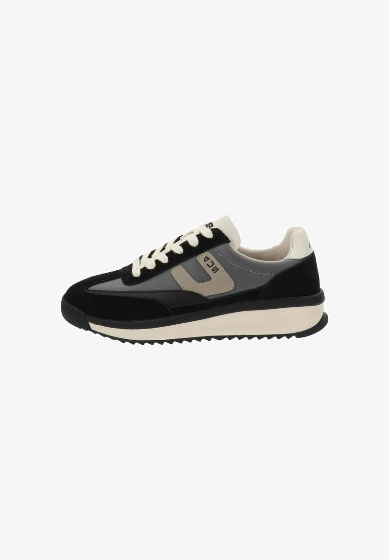Sneakers con punta e tallone in suede nero, corpo in pelle grigia e lacci crema. Presentano una suola testurizzata e un logo distintivo.