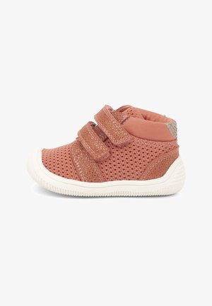 Rosa mesh-skor för småbarn med två kardborremärken, vadderad krage och vit gummisula. Texturerade detaljer på hälen.