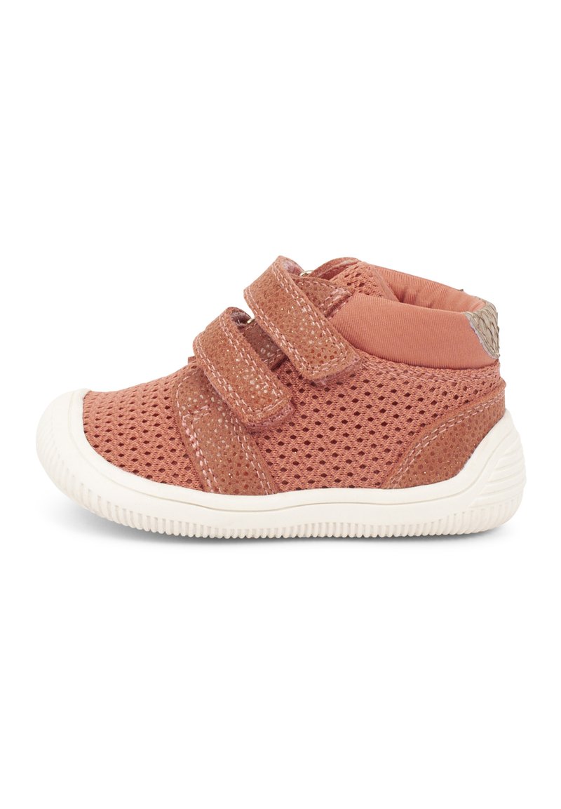 Scarpe per bambini in rete rosa con due cinturini in Velcro, collo imbottito e suola in gomma bianca. Dettagli testurizzati sul tallone.