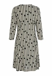 Svart och vit mönstrad klänning med trekvartslånga ärmar, en figurnära bodice och utsvängd kjol. Tillverkad av mjukt tyg med en slät yta.