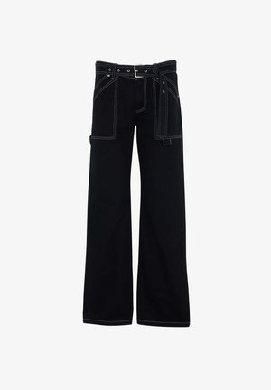 Zwarte broek met wijde pijpen van katoen met contrasterende witte stiksels, voorzien van meerdere zakken en een riem met metalen hardware.