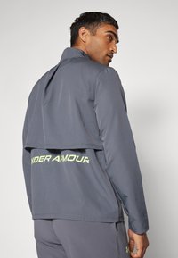 Under Armour LAUNCH - Giacca da running - castlerock/morph green