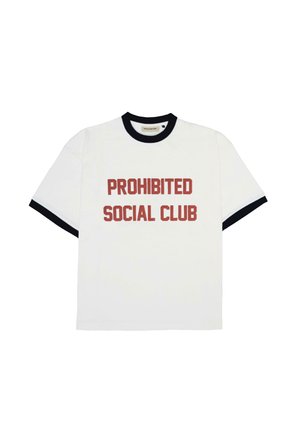 Hvid bomulds t-shirt med korte ærmer, marineblå ribbet rund halsudskæring og "PROHIBITED SOCIAL CLUB" trykt med fede røde bogstaver.