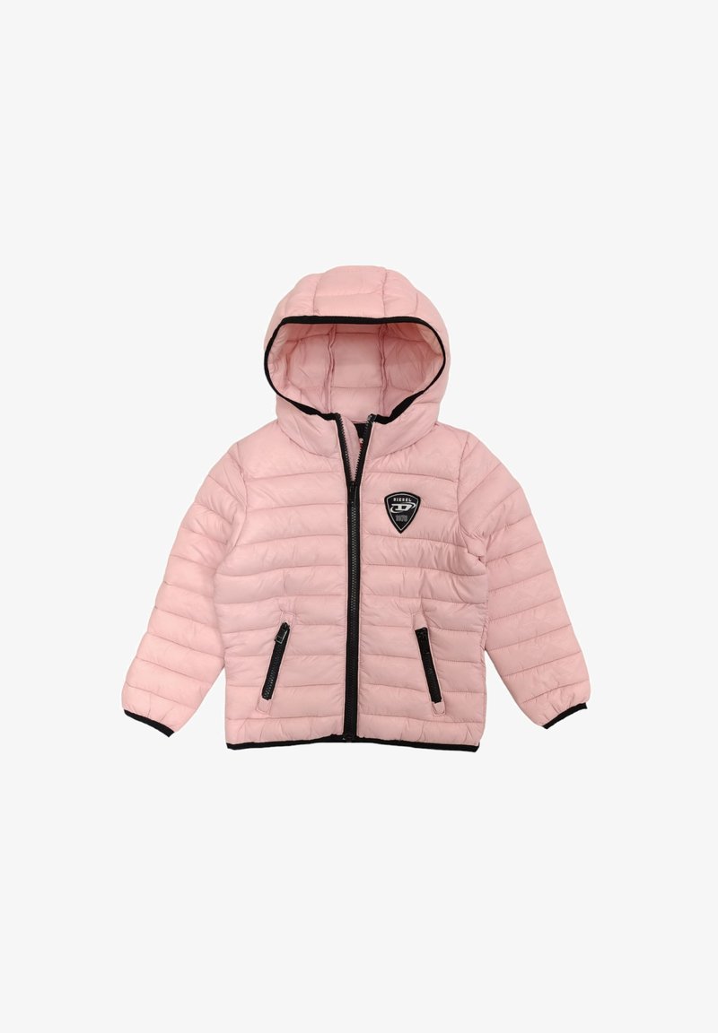 Rosa Puffjacke mit Kapuze, Reißverschluss, schwarzem Besatz, seitlichen Taschen und einem Logo-Patch auf der Brust; durchgehend mit Stepptextur.