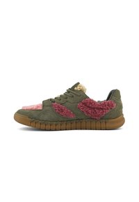 Olivgrüner Sneaker mit brauner Sohle, ausgestattet mit rosa und kastanienbraunen, samtigen Aufnähern und Schnürdesign, seitlich auf weißem Hintergrund gezeigt.