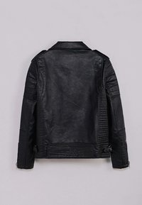 Veste de moto en cuir noir avec des panneaux texturés, des accents matelassés sur les épaules et des détails en zip aux poignets et à l'ourlet.