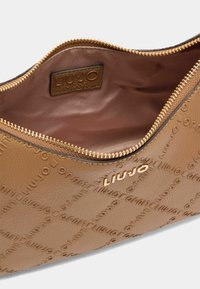 Borsa a mano in pelle marrone con design del logo inciso, cerniera dorata e fodera interna liscia con etichetta del brand.