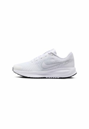 Chaussure de course Nike blanche avec tige en mesh, fermeture à lacets et semelle noire texturée, vue de profil.