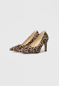 Høye hæler med leopardmønster og spiss tå, laget av teksturert stoff og med en tynn stilett-hæl, med en nøytral beige base.