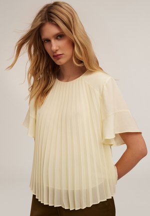 Vaalgele geplooide blouse met korte, gerimpelde mouwen en een ronde halslijn, met een zachte, vloeiende textuur.