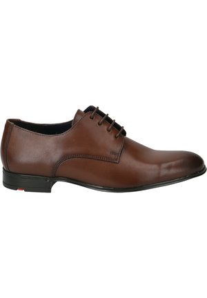 Chaussure habillée en cuir marron avec un bout rond, un design à lacets et une finition lisse. Elle présente une semelle noire avec un accent rouge sur le talon.