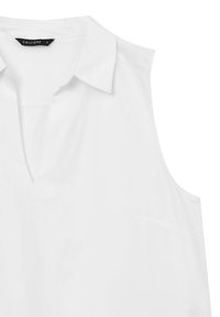 Blusa senza maniche bianca con colletto e scollatura a V, dotata di un piccolo cartellino nero con la scritta "Calliope S" all'interno del colletto.