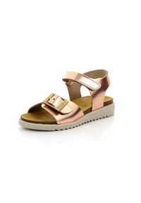 Sandalias metálicas en color rosa dorado con una correa con hebilla, diseño de punta abierta, plantilla texturizada y una suela de goma de color claro con estrías.