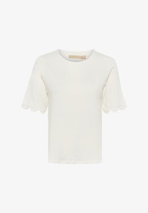 Fehér, rövid ujjú póló, kerek nyakkivágással, bordázott textúrával és csipkézett díszítéssel az ujjakon.