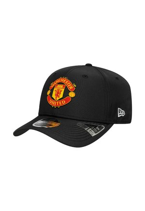 Schwarze Baseballkappe mit Manchester United-Emblem auf der Vorderseite, verstellbarem Riemen auf der Rückseite und New Era-Logo an der Seite.