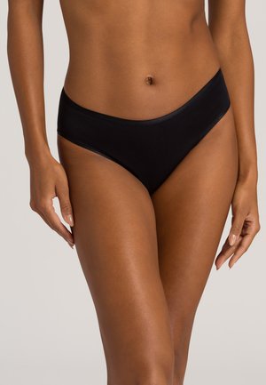 Braguitas de bikini de algodón negro con textura suave, diseño de tiro bajo y costuras mínimas para mayor comodidad y un ajuste sin costuras.