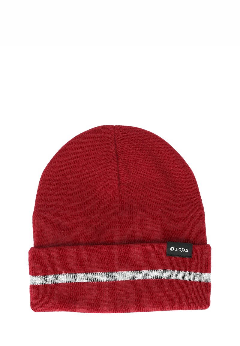 Rote gestrickte Mütze mit Umschlag, versehen mit einem grauen Streifen und einem schwarzen Etikett an der Seite. Weicher Stoff, der für Wärme sorgt.