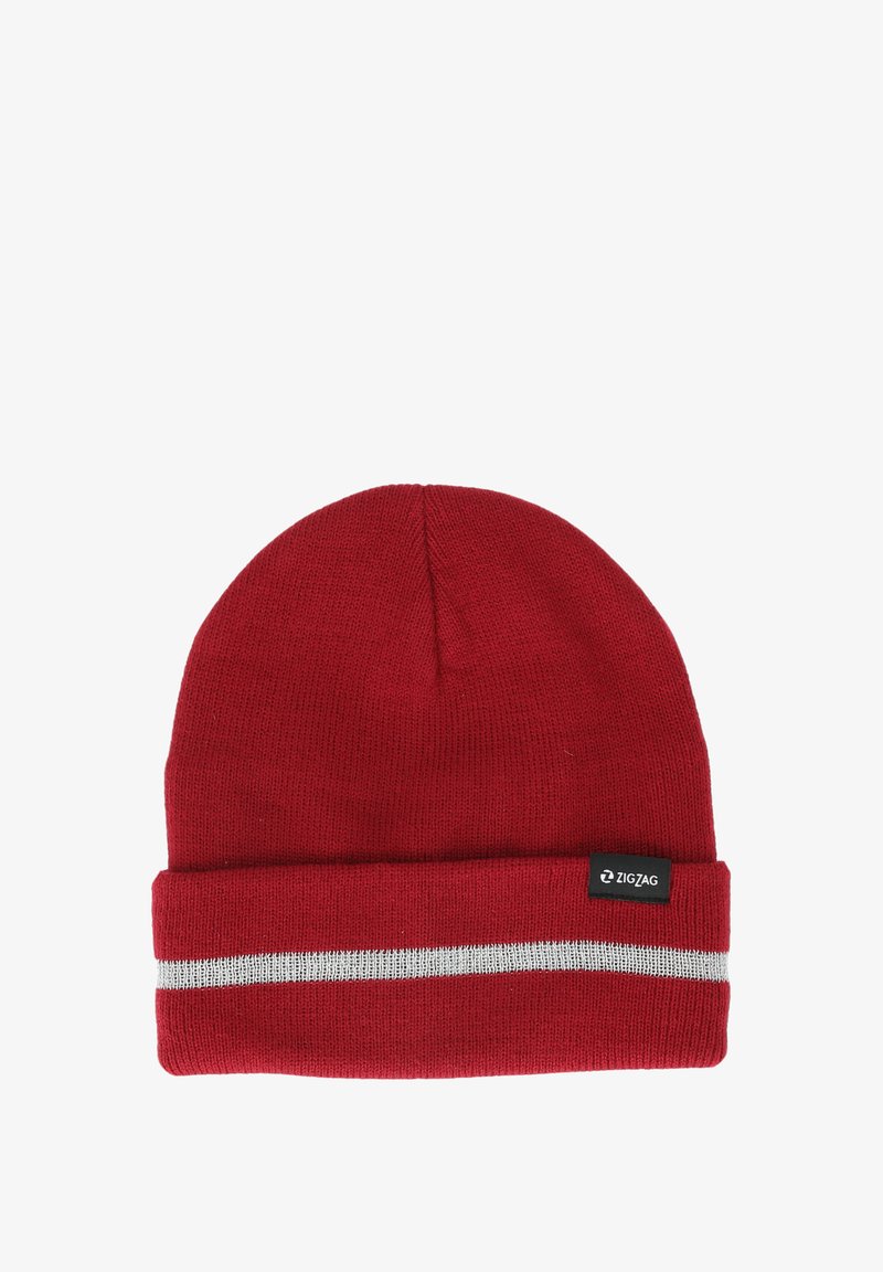 Rote gestrickte Mütze mit Umschlag, versehen mit einem grauen Streifen und einem schwarzen Etikett an der Seite. Weicher Stoff, der für Wärme sorgt.