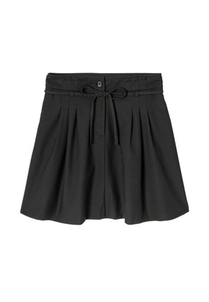 Jupe plissée noire avec ceinture en tissu nouée et fermeture par bouton à la taille.