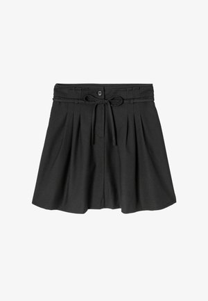 Jupe plissée noire avec ceinture en tissu nouée et fermeture par bouton à la taille.