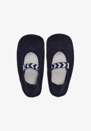 Ballerines noires pailletées avec intérieur blanc et bride élastique bleu marine ornée d'un motif en chevrons blancs, vues de dessus.