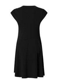 Juoda trumpomis rankovėmis suknelė su platėjančia sijono dalimi, apvalia iškirpte ir įstrižais siūlėmis nugaroje.
