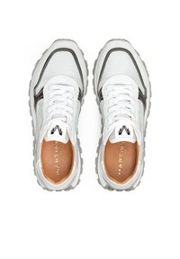Zapatillas blancas con parte superior de malla texturizada y cuero, que presentan detalles en marrón, una suela de goma gruesa y cierre de cordones.