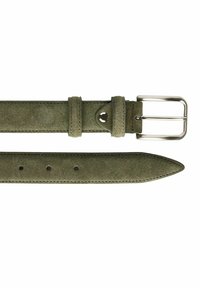 Olivgrön mockabälte med en silverfärgad metallspänne, två justerbara bältesöglor och flera hål för fastsättning. Slät textur.