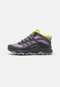 Chaussure de randonnée Merrell avec une tige en maille grise et violette, des accents jaunes et une semelle Vibram robuste. Présente des motifs texturés et un laçage intégré.