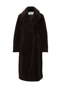 Cappotto lungo di colore marrone, realizzato in materiale morbido e peloso, con colletto a revers, due bottoni e maniche larghe. Caratterizzato da un orlo dritto.
