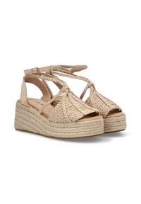 Sandalias de cuña de esparto beige con parte superior de yute trenzado, correa ajustable en el tobillo y suela de plataforma texturizada. Diseño de punta abierta con detalles trenzados.