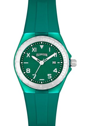 Montre bracelet en silicone verte avec un cadran vert texturé, lunette argentée et marqueurs d'heure blancs. Comprend un affichage de la date et une forme de boîtier ronde.