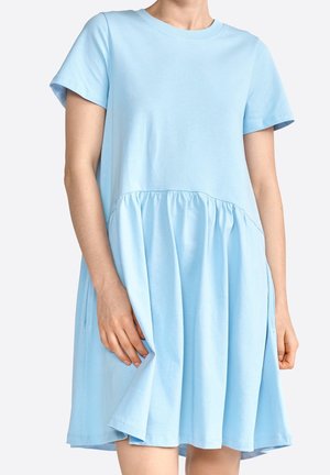 Jasnoniebieska bawełniana sukienka z krótkimi rękawami, okrągłym dekoltem i marszczoną talią. Posiada rozkloszowaną spódnicę i subtelną teksturę.