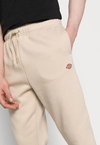Dickies MAPLETON - Calças de fato de treino - cement
